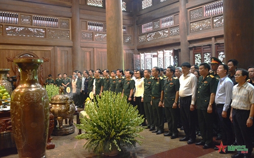 Bộ tư lệnh Bảo vệ lăng Chủ tịch Hồ Chí Minh dâng hương tưởng nhớ Bác