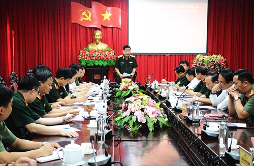 Trung tướng Nguyễn Văn Gấu kiểm tra chương trình phối hợp công tác dân vận của LLVT thành phố Hà Tĩnh
