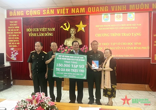 7.500 học sinh Lâm Đồng được tặng vở trong ngày khai giảng năm học mới

