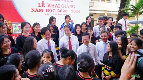 Chủ tịch nước Võ Văn Thưởng dự và đánh trống khai giảng năm học mới tại Gia Lai; học sinh cả nước hân hoan chào đón năm học mới
