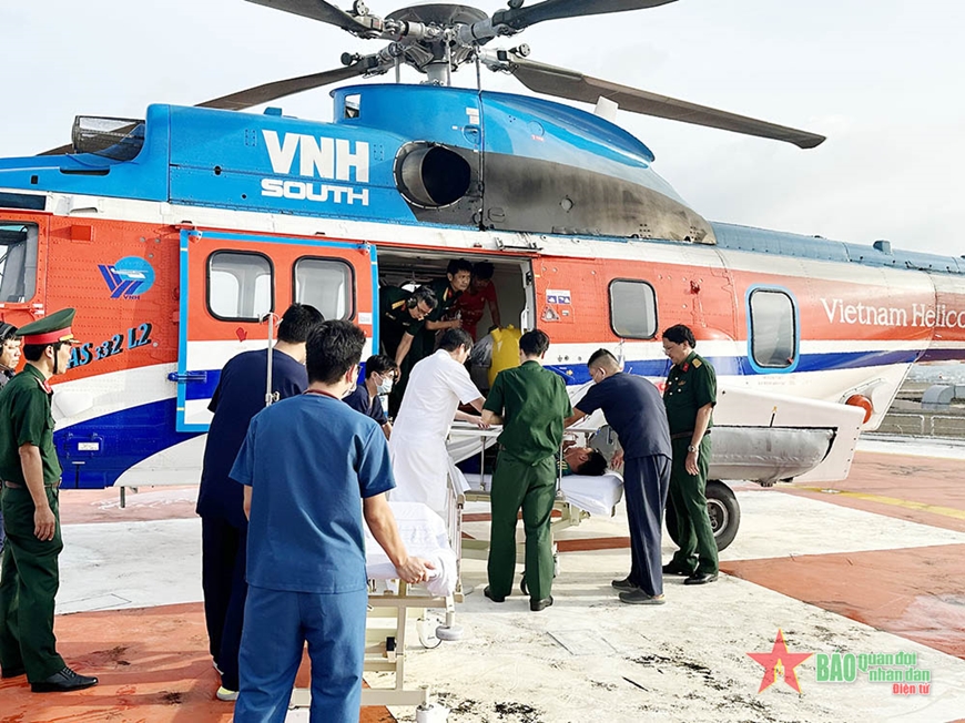 Trực thăng chở 3 bệnh nhân từ đảo Sinh Tồn về đất liền cấp cứu
