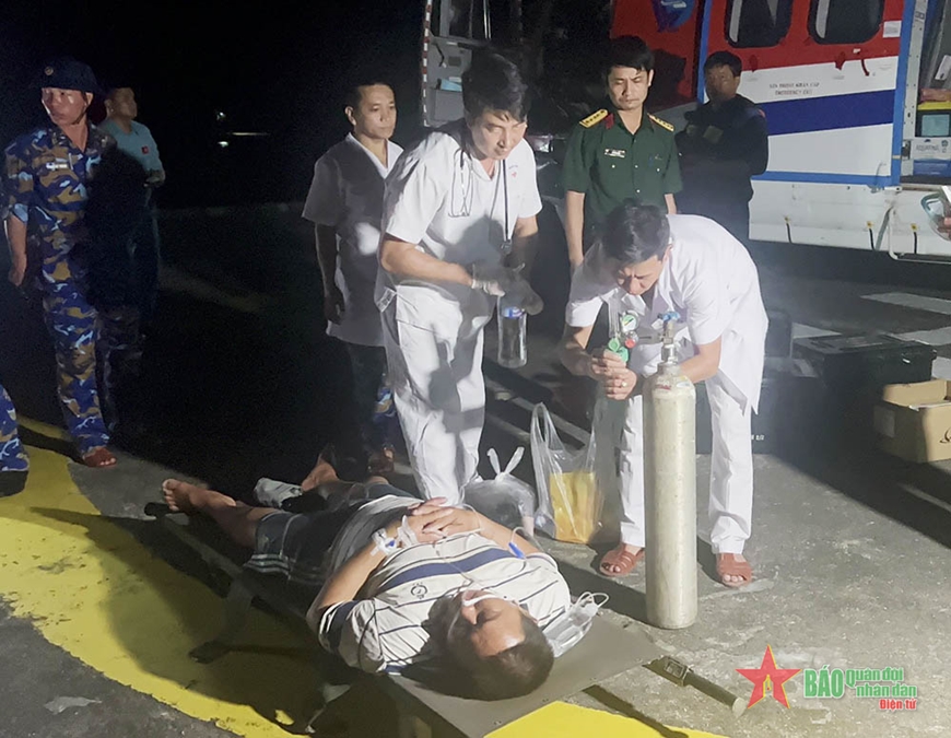Trực thăng chở 3 bệnh nhân từ đảo Sinh Tồn về đất liền cấp cứu