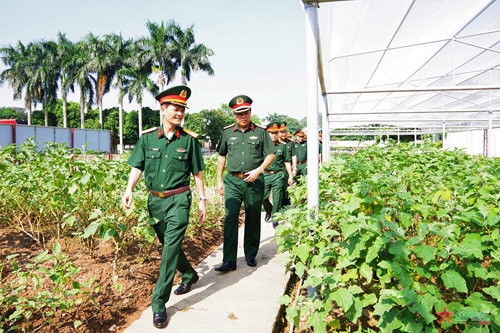 Thiếu tướng Huỳnh Tấn Hùng và đoàn công tác Tổng cục Hậu cần kiểm tra công tác hậu cần tại Kho 190