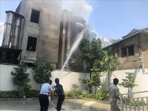 Dập tắt đám cháy tại quán thịt chó Tú Anh ở quận Hoàng Mai, Hà Nội