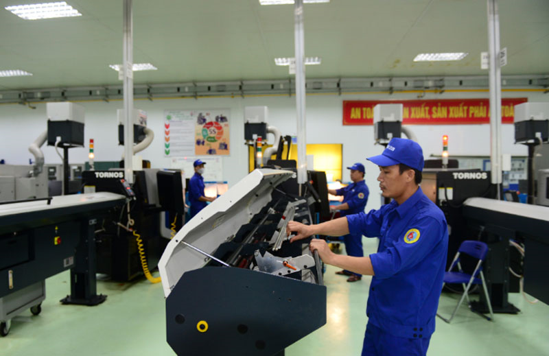 Lính thợ làm việc miệt mài