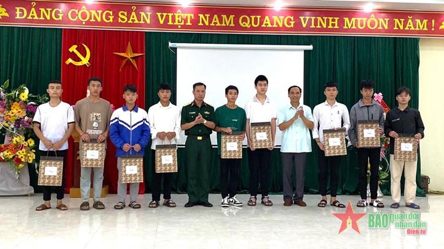 Lai Châu: Gặp mặt biểu dương thí sinh trúng tuyển vào các học viện, trường sĩ quan trong quân đội năm 2023