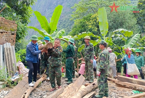 Lực lượng Vũ trang tỉnh Sơn La phối hợp di dời nhà dân khỏi khu vực nguy hiểm