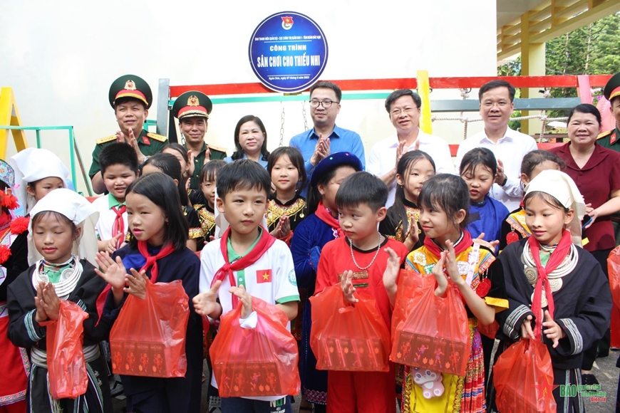 Tuổi trẻ Quân đội nâng bước đội viên đến trường
