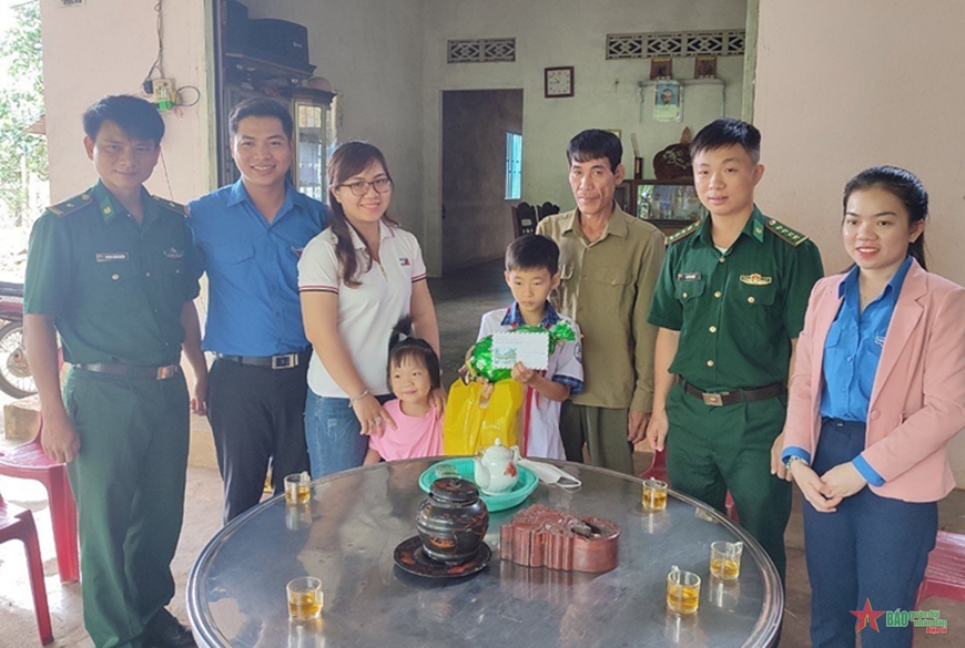 Bộ đội Biên phòng Bình Phước nâng bước trẻ em đồng bào dân tộc thiểu số đến trường