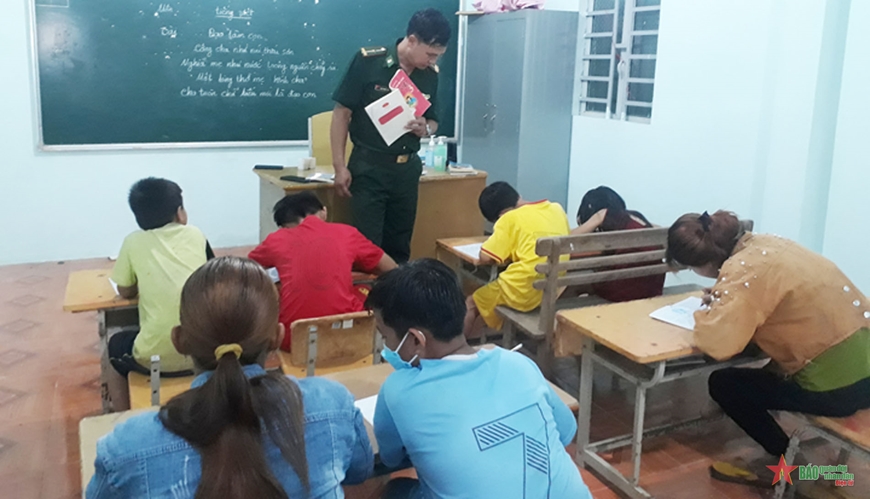 Bộ đội Biên phòng Bình Phước nâng bước trẻ em đồng bào dân tộc thiểu số đến trường