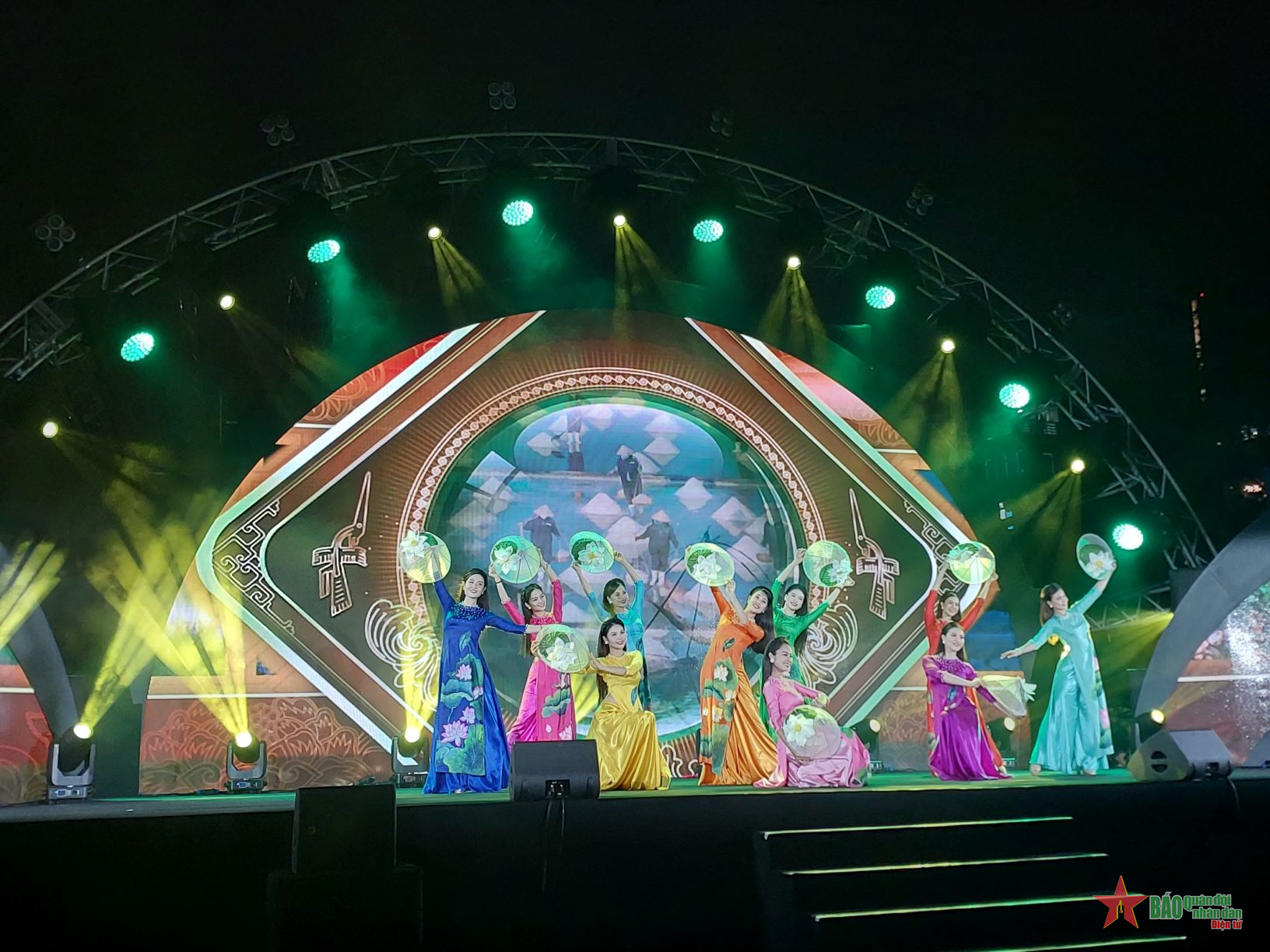 Nhật Tân: Tỏa sáng đêm nghệ thuật “Lung linh sắc hoa” 