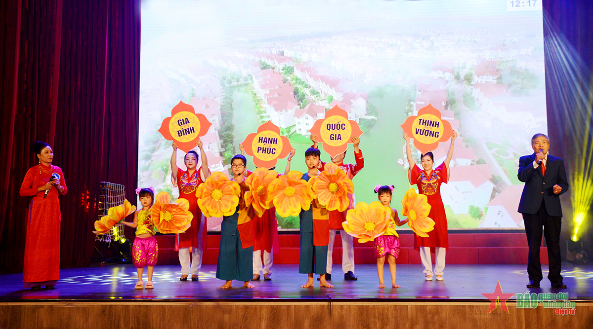 Cả gia đình cùng lên sân khấu