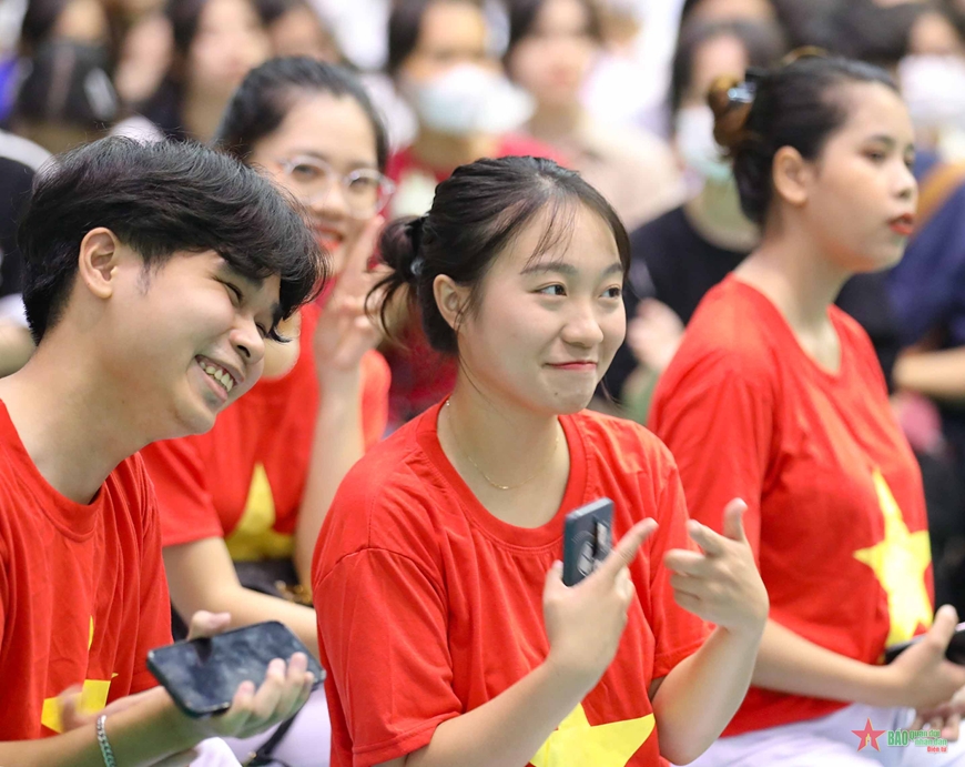 Hiệu trưởng Trường Đại học Sư phạm Hà Nội bày tỏ niềm cảm phục với các tân sinh viên sư phạm