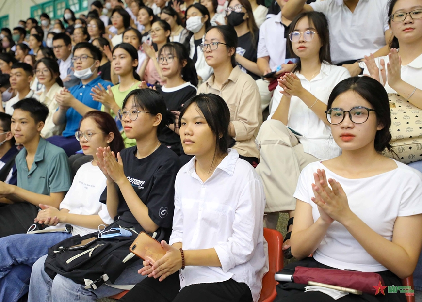 Hiệu trưởng Trường Đại học Sư phạm Hà Nội bày tỏ niềm cảm phục với các tân sinh viên sư phạm