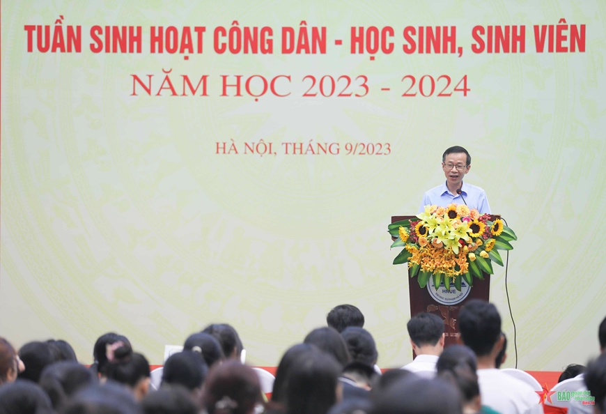 Hiệu trưởng Trường Đại học Sư phạm Hà Nội bày tỏ niềm cảm phục với các tân sinh viên sư phạm