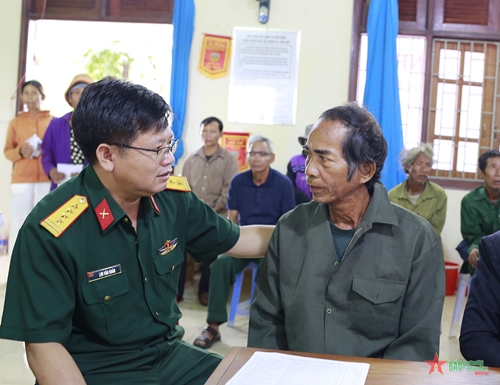 Giúp đồng bào dân tộc tránh xa hủ tục, nâng cao sức khỏe cộng đồng ở xã biên giới Kon Tum