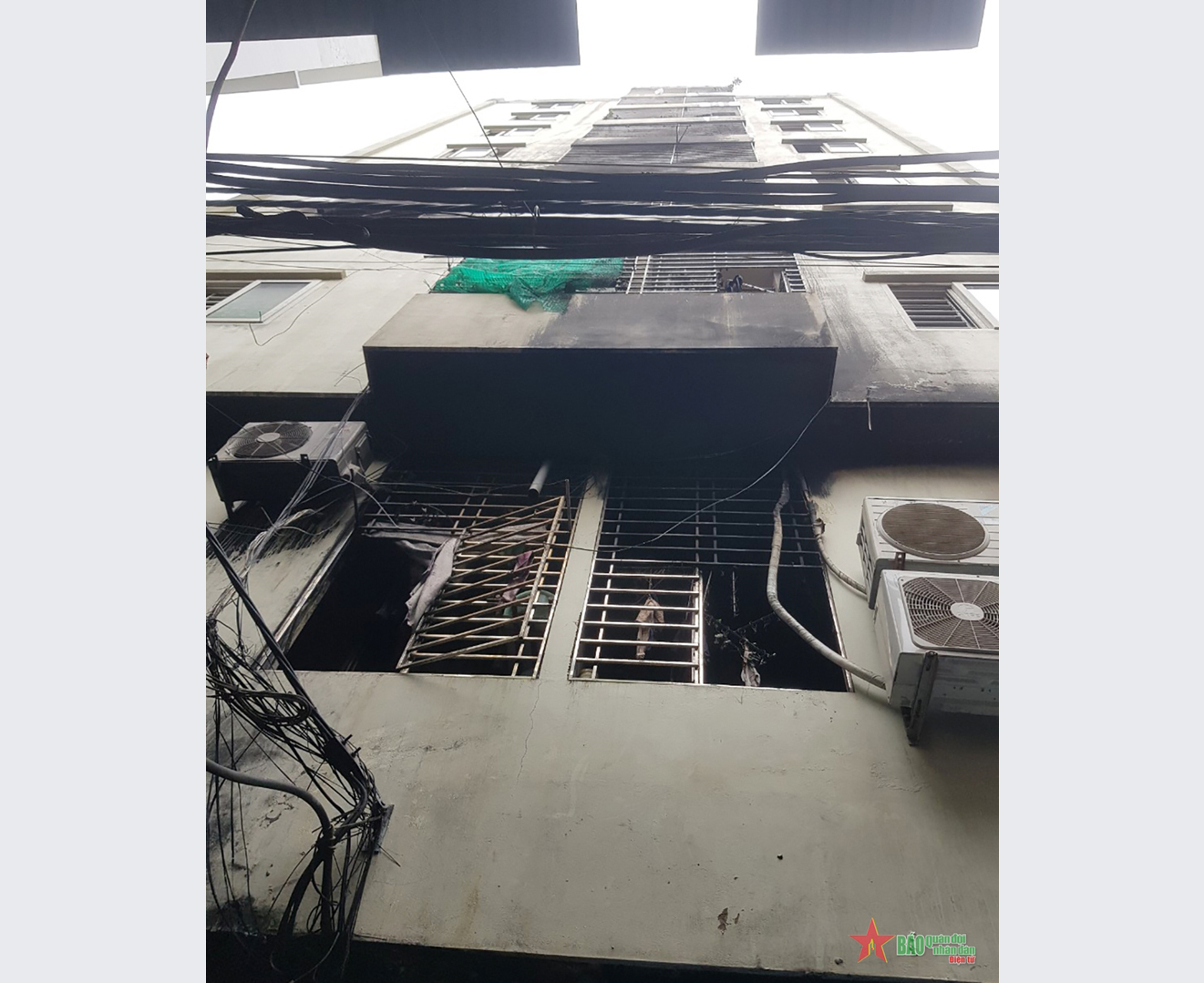 Nhanh chóng khắc phục hậu quả vụ cháy chung cư mini trên phố Khương Hạ