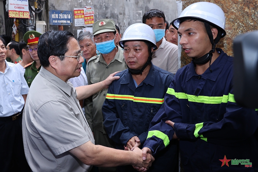 Thủ tướng Chính phủ Phạm Minh Chính thị sát hiện trường vụ cháy chung cư mini tại Hà Nội