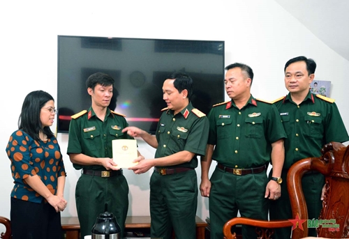Đoàn công tác Tổng cục Chính trị Quân đội nhân dân Việt Nam tặng quà gia đình quân nhân bị ảnh hưởng trong vụ cháy chung cư mini