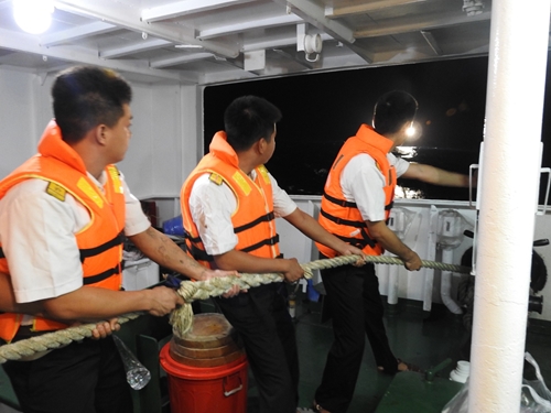 Vùng 4 Hải quân ứng cứu tàu cá gặp sự cố trên biển