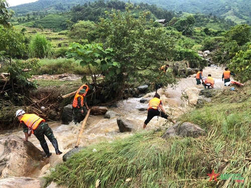 Bộ đội, dân quân nỗ lực giúp dân khắc phục hậu quả mưa lũ tại thị xã Sa Pa, tỉnh Lào Cai