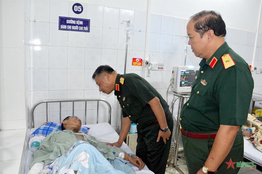 Bộ Quốc phòng thăm hỏi gia đình quân nhân gặp nạn trong vụ cháy chung cư mini ở Khương Hạ​