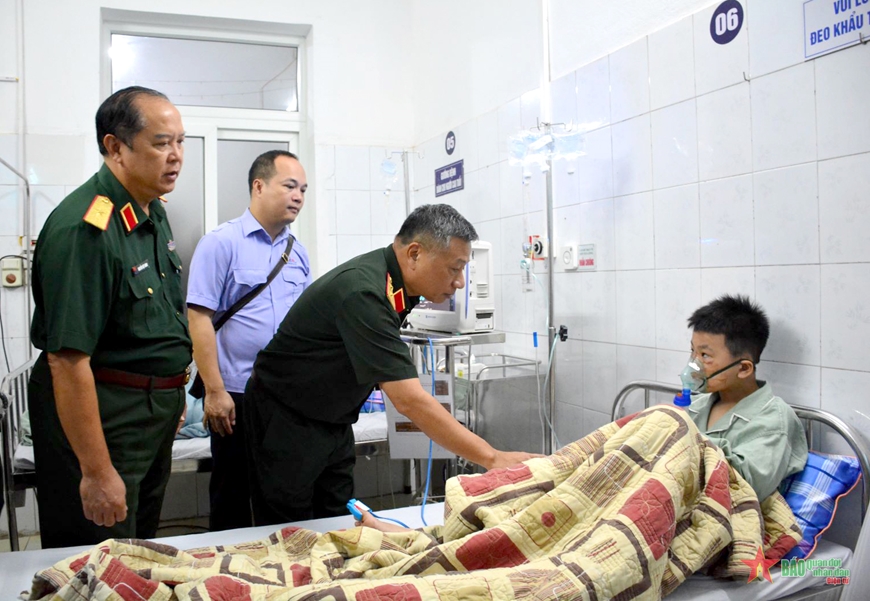 Bộ Quốc phòng thăm hỏi gia đình quân nhân gặp nạn trong vụ cháy chung cư mini ở Khương Hạ​