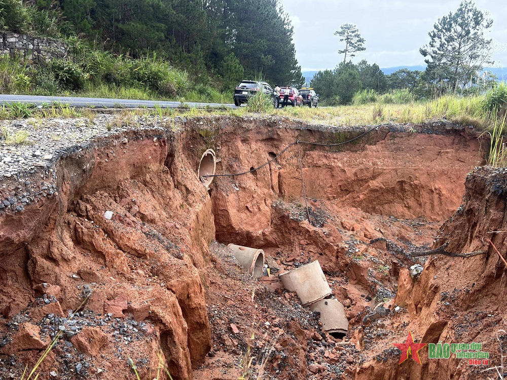 Quốc lộ 27C nối Đà Lạt và Nha Trang bị sạt lở nặng