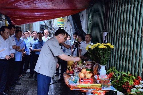 Chủ tịch Quốc hội Vương Đình Huệ thắp hương tưởng niệm nạn nhân vụ cháy chung cư mini tại quận Thanh Xuân