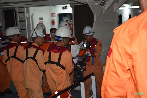 Tàu SAR273 ứng cứu kịp thời ngư dân gặp nạn