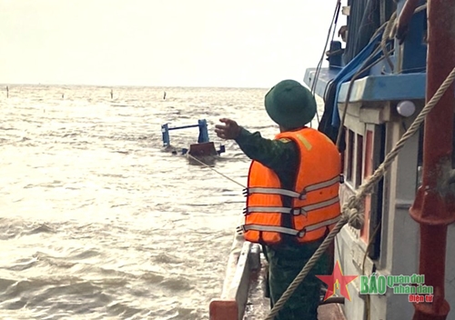 Cà Mau: 2 thuyền viên gặp nạn trên biển được cứu hộ kịp thời