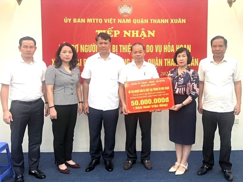 Quận Ba Đình và các nhà hảo tâm hỗ trợ các nạn nhân vụ cháy chung cư mini tại quận Thanh Xuân
