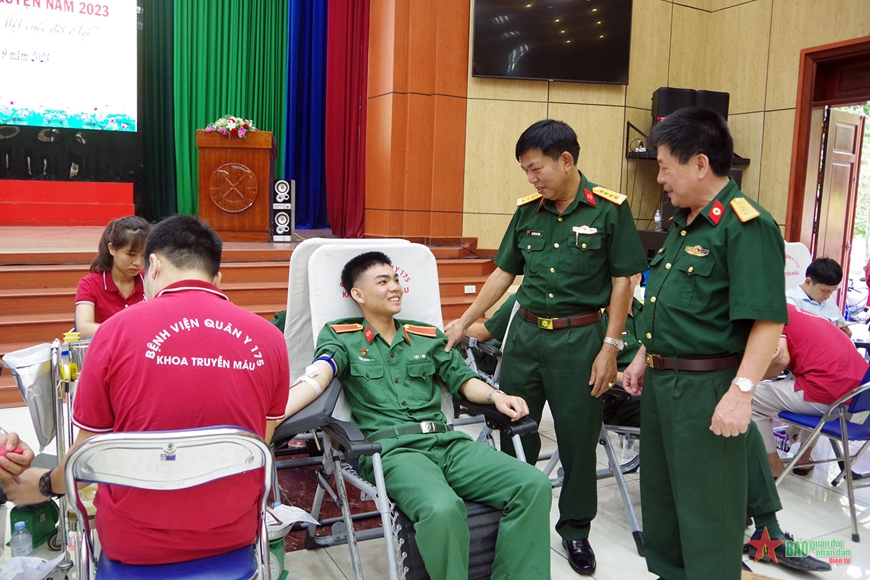 Hơn 500 cán bộ, học viên Trường Sĩ quan Công binh hiến máu tình nguyện