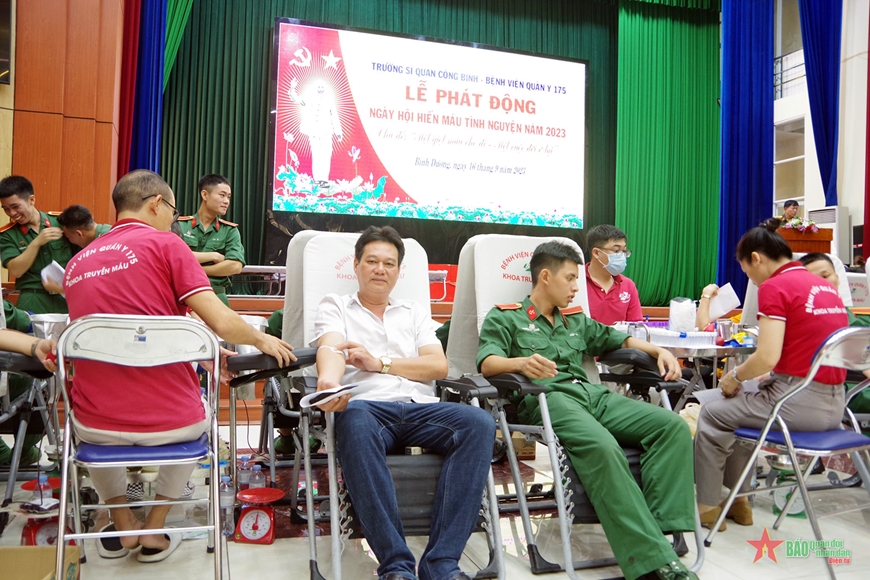 Hơn 500 cán bộ, học viên Trường Sĩ quan Công binh hiến máu tình nguyện