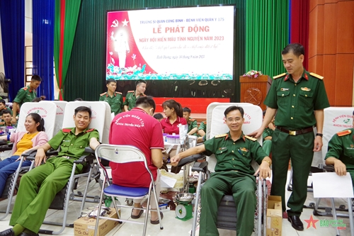 Hơn 500 cán bộ, học viên Trường Sĩ quan Công binh hiến máu tình nguyện 