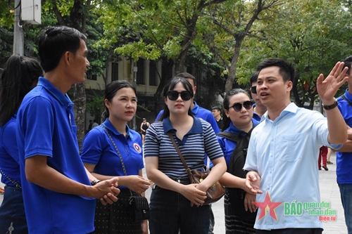 Đoàn cán bộ Báo Quân đội nhân dân Lào thăm các địa danh văn hóa, lịch sử tại Hà Nội