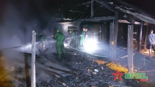 Đồn Biên phòng Na Ngoi phối hợp chữa cháy nhà dân trong đêm