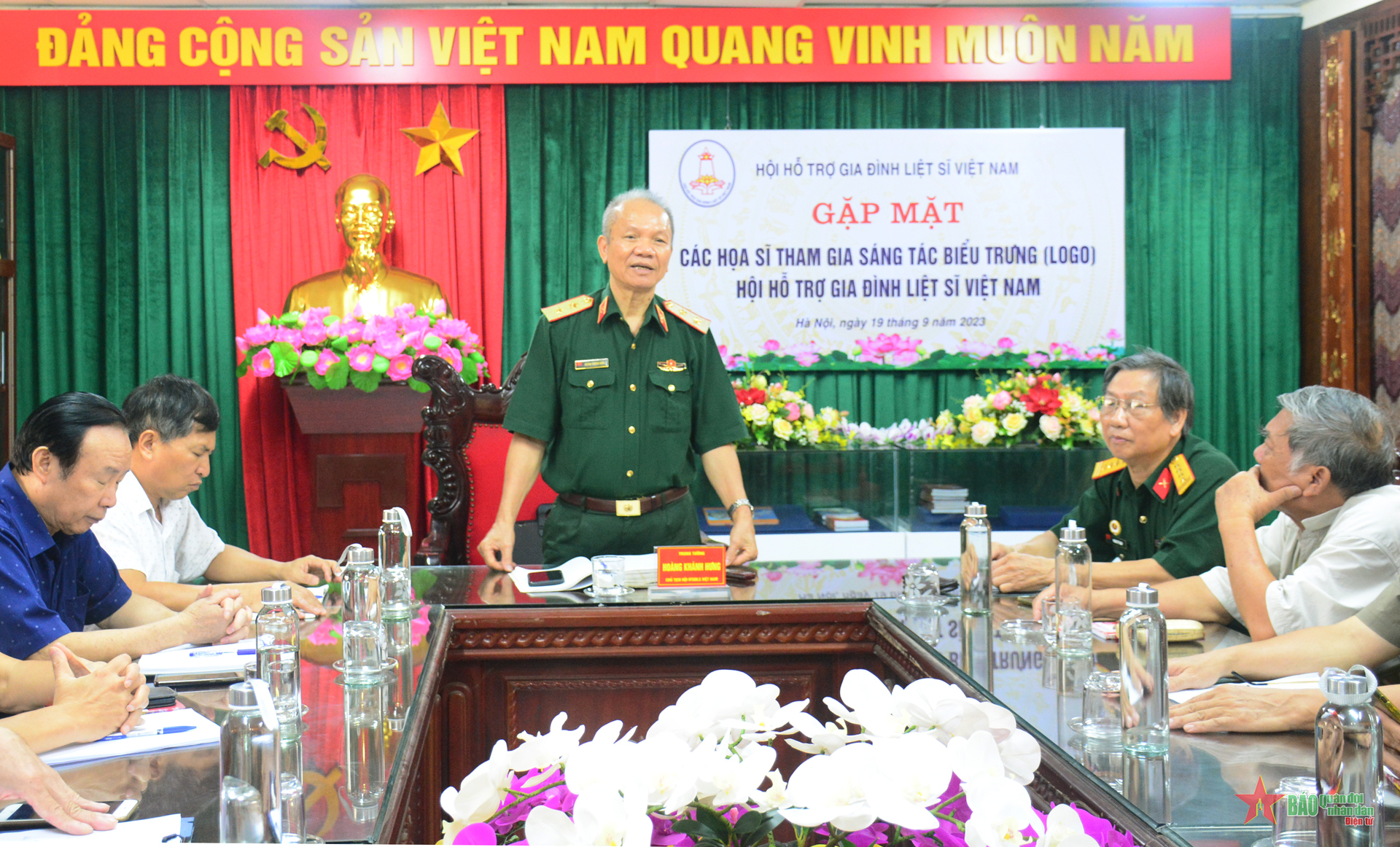 Trung tướng Hoàng Khánh Hưng dự gặp mặt các họa sĩ sáng tác biểu trưng Hội Hỗ trợ gia đình liệt sĩ Việt Nam