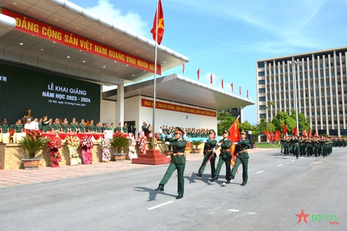 Trung tướng Nguyễn Văn Gấu dự khai giảng năm học mới tại Trường Sĩ quan Chính trị