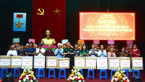 Trung tướng Trần Duy Hưng dự chương trình tặng quà các gia đình chính sách xã Thủy Xuân Tiên của Tổng cục Kỹ thuật