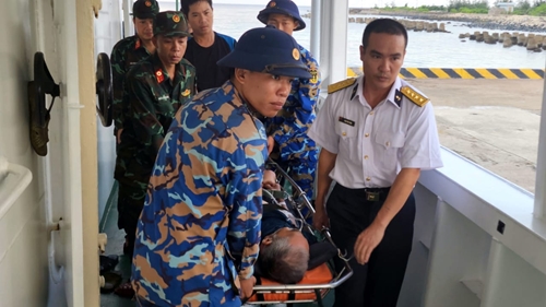 Vùng 4 Hải quân cứu hộ kịp thời ngư dân gặp nạn