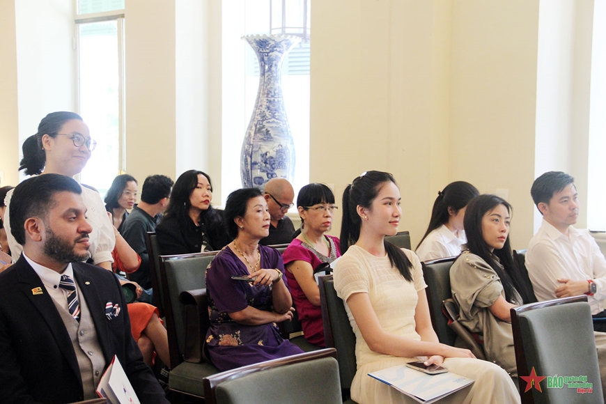 Nhiều hoạt động đặc sắc tôn vinh thời trang Việt Nam và Pháp