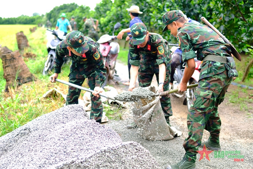 Nghĩa tình bộ đội ở biên giới Tây Nam