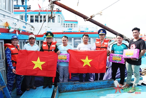 Vùng Cảnh sát biển 3 tuyên truyền pháp luật và tặng quà ngư dân huyện đảo Phú Quý