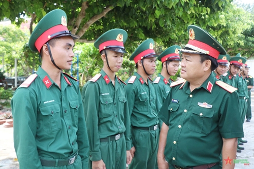 Thiếu tướng Trần Vinh Ngọc kiểm tra các đơn vị tại huyện đảo Phú Quý (Bình Thuận)