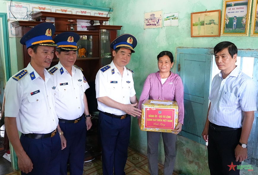 Bộ tư lệnh Cảnh sát biển thăm, tặng quà quân dân huyện đảo Phú Quý