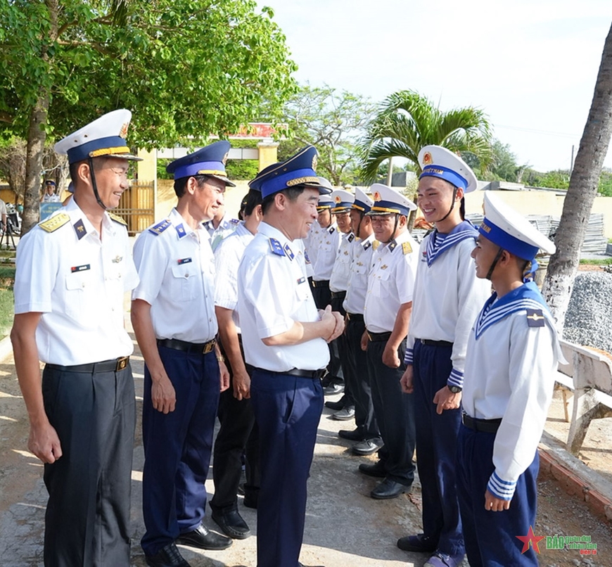 Bộ tư lệnh Cảnh sát biển thăm, tặng quà quân dân huyện đảo Phú Quý