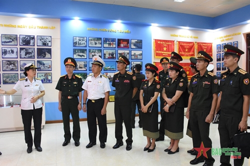Đoàn Báo Quân đội nhân dân Lào tham quan, học tập tại Lữ đoàn Tên lửa bờ 679