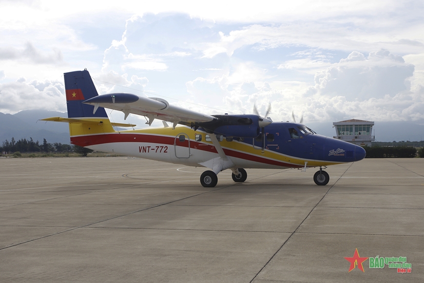 Máy bay DHC-6 đưa bệnh nhân từ đảo Trường Sa vào bờ điều trị