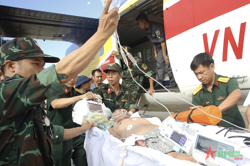Máy bay DHC-6 đưa bệnh nhân từ đảo Trường Sa vào bờ điều trị